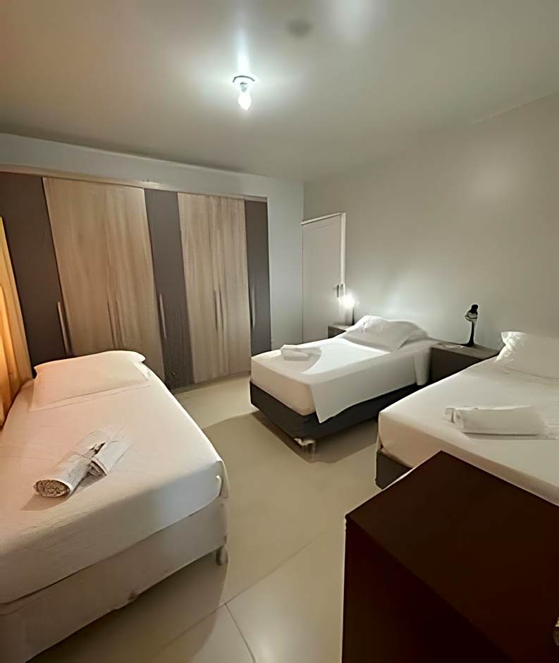 Casa grande - 3 Suítes e Piscina - Próx. ao Centro