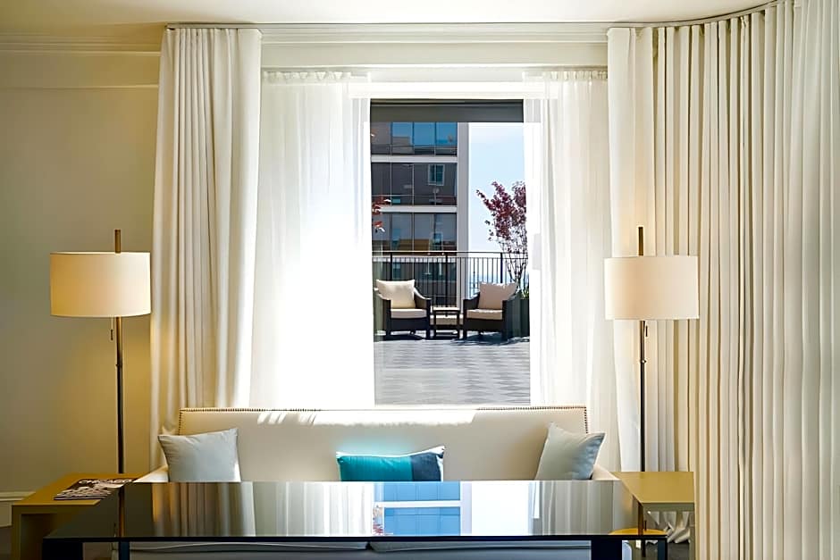 The Chicago Hotel Collection Ambassador Gold Coast