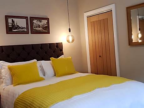 Double room-Deluxe-Ensuite with Shower-Street View