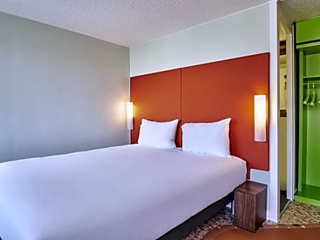 Pop Room with a double bed