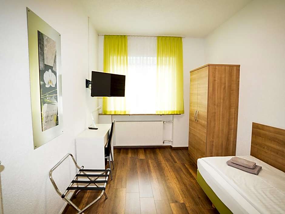 B&B Outlet Hotel - Metzingen - Bad Urach - Free Parking