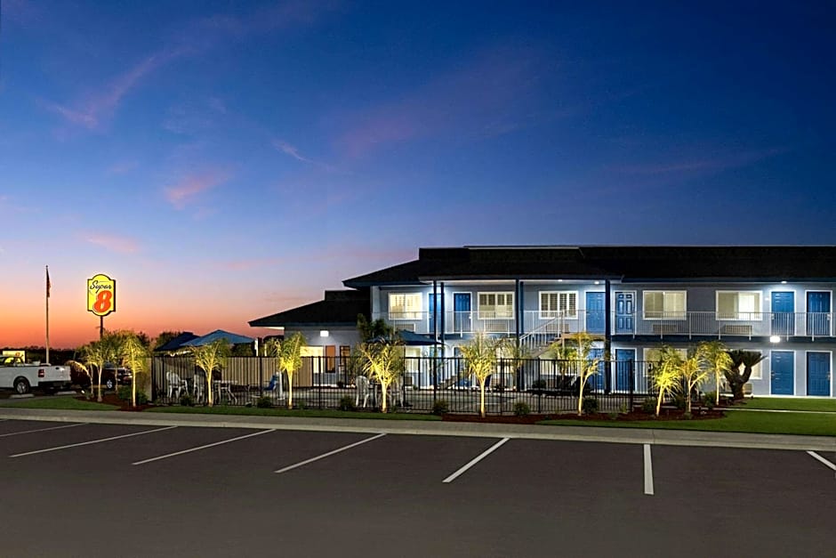 Super 8 by Wyndham Lindsay Olive Tree