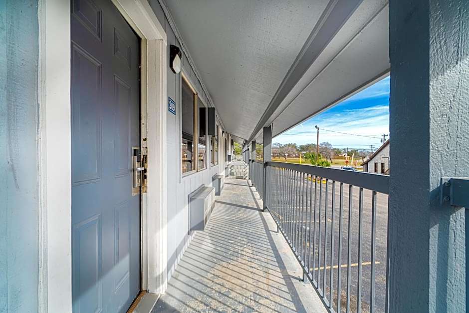 Regency Inn Three Rivers I-37