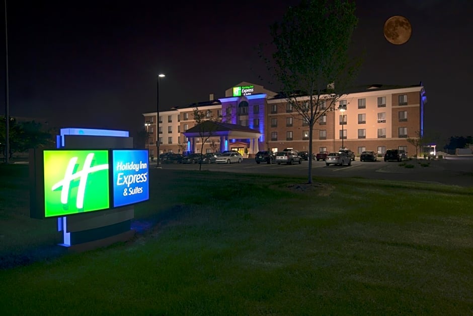 Holiday Inn Express And Suites Detroit North-Troy