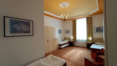 Basic Triple Room with Shared Bathroom