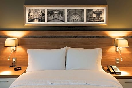 Queen Room with Roll-In Shower - Disability Access/Non-Smoking