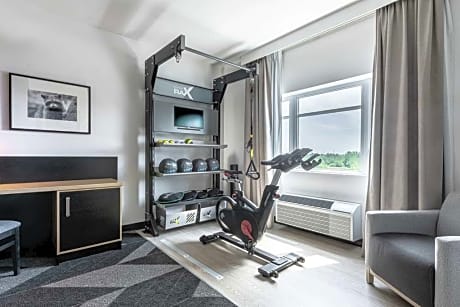 1 King Bed Fitness Room W/Pull Up Bay