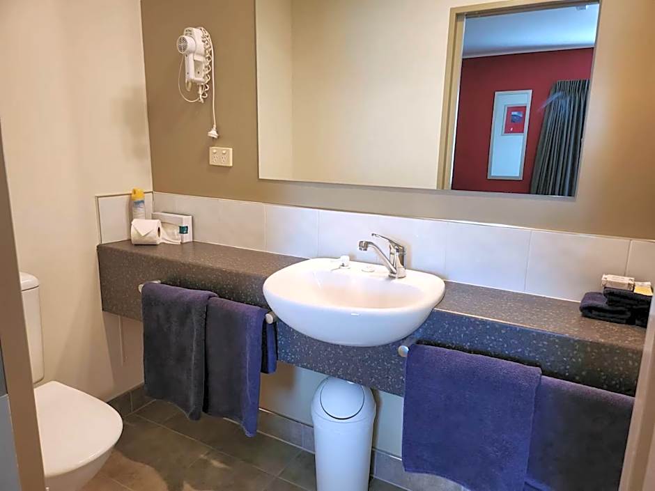 Landmark Manor Motel