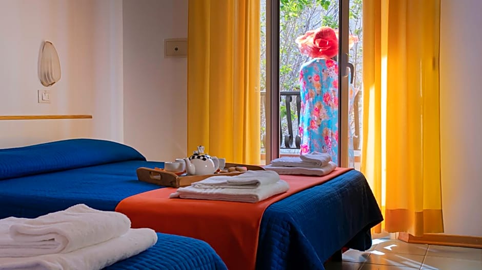 Hotel Plaza con piscina