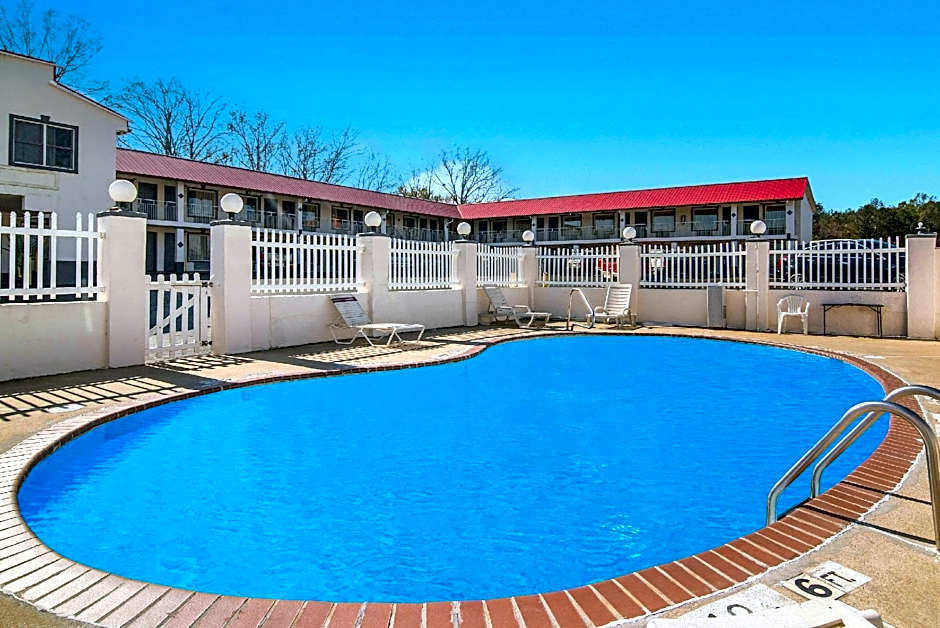 Americas Best Inn - Calhoun