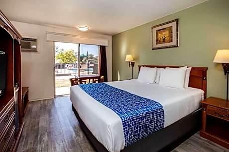 1 King Bed River View Second Floor No Elevator Non-Smoking