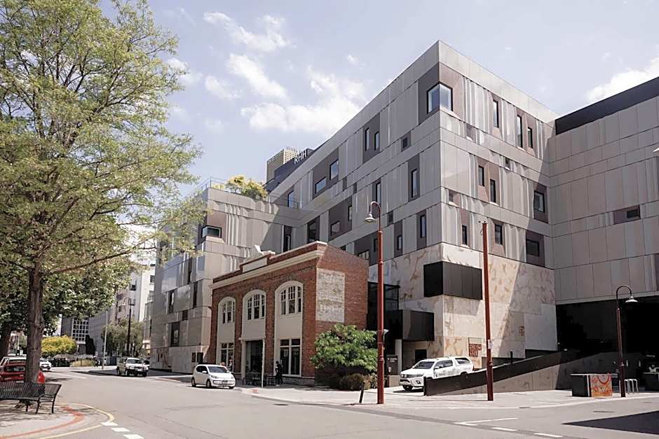 Inner-city 2 bedroom apartment - perfectly located