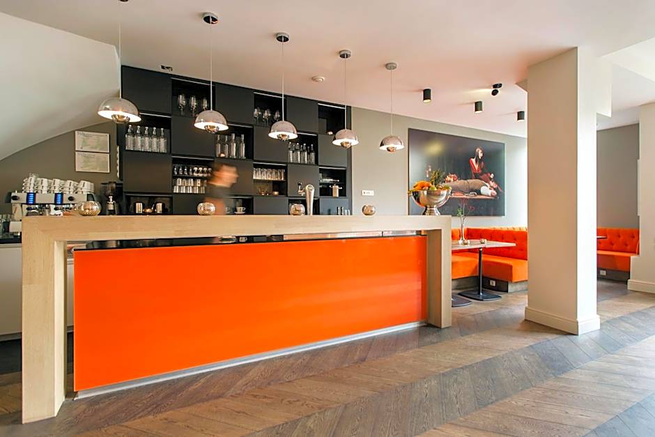 Amsterdam Canal Hotel