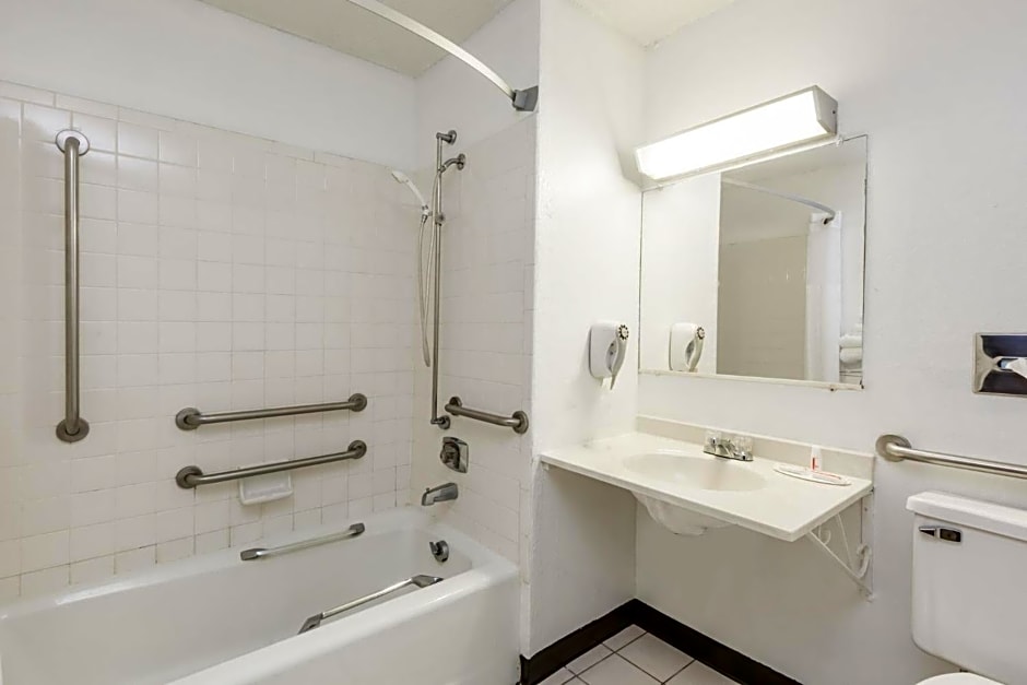 Super 8 by Wyndham Bloomington Normal