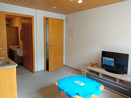 Studio (5 Adults)