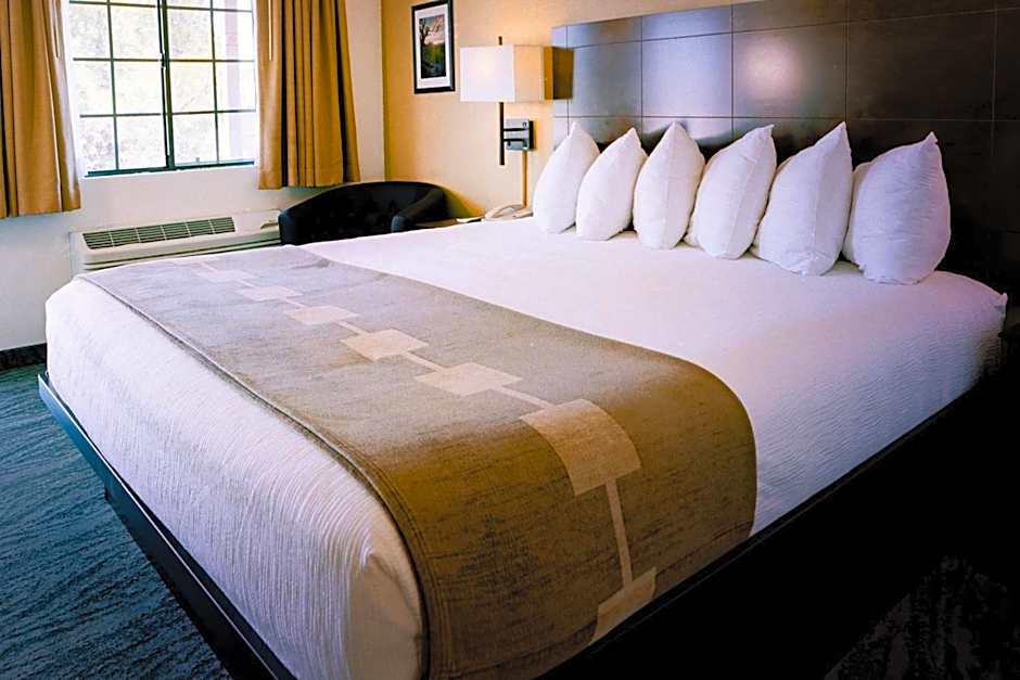 Pines Inn & Suites