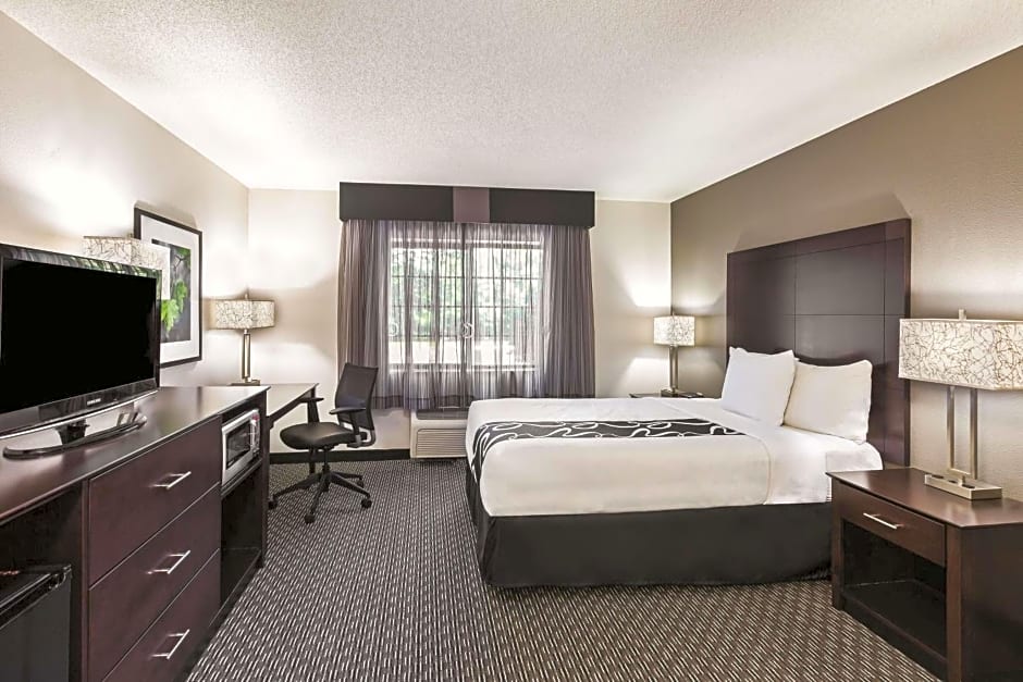 La Quinta Inn & Suites by Wyndham Milwaukee Delafield