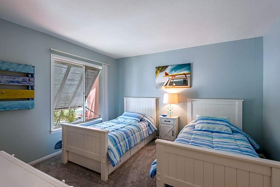 Walk to the Sand, Pool & Hot Tub Waterfront Oasis