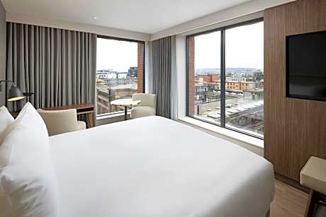 Deluxe, Deluxe Guest room, 1 King, Skyline view, Corner room