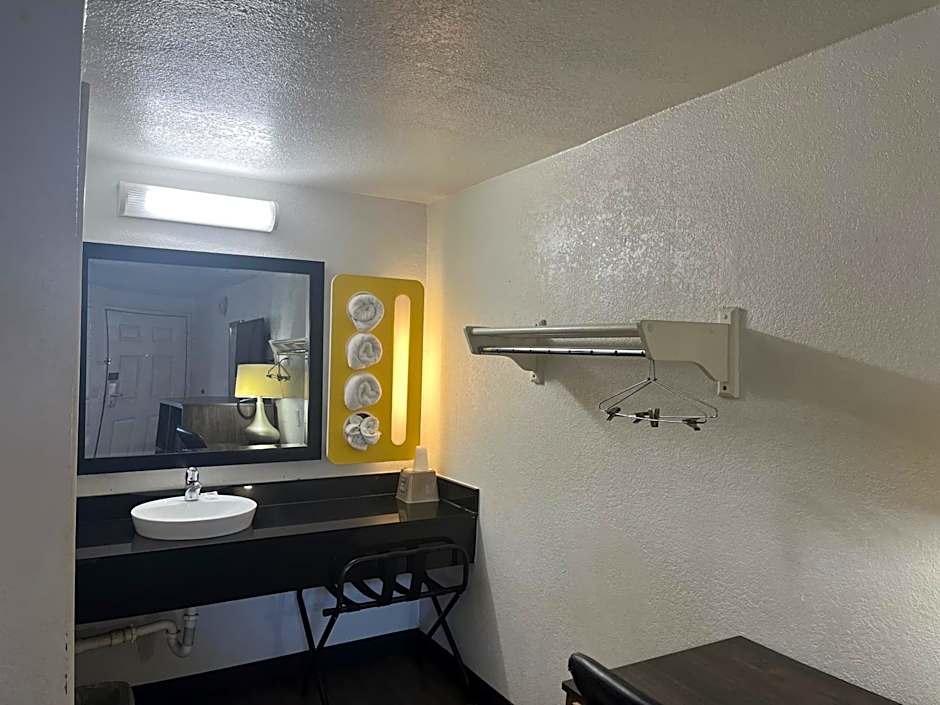 Motel 6 Cross Lanes, WV Goff Mountain Rd