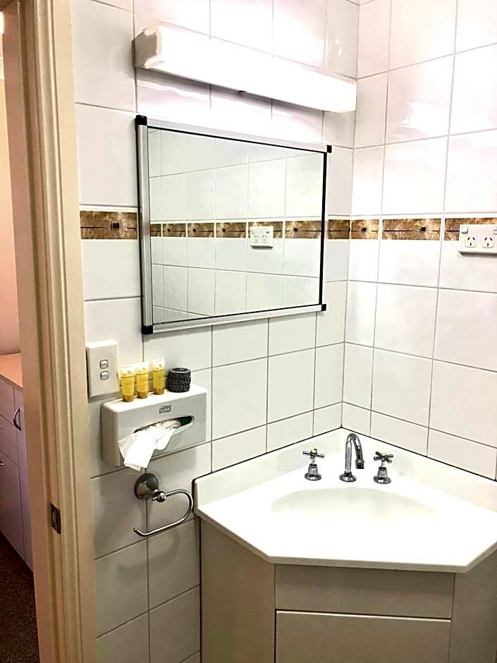 OVERLANDER MOTOR LODGE