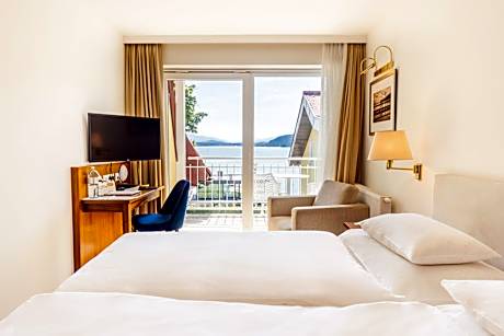 Superior Double Room with Balcony or Terrace and Lake View