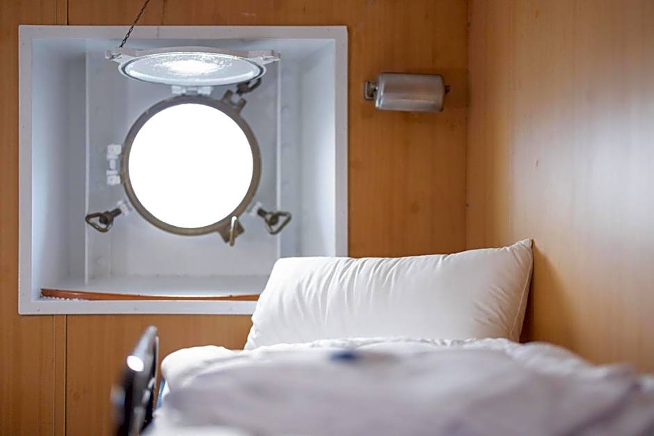 ARCONA - Übernachten auf dem Wasser - direkt am Bontekai