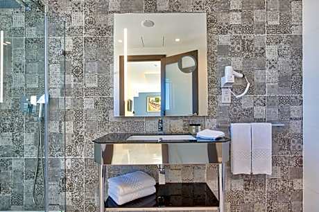 Suite with Hot Tub