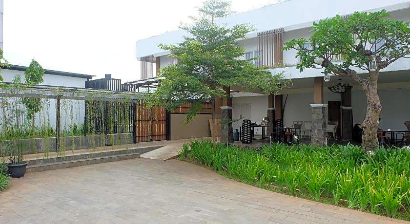 Front One Akshaya Hotel Karawang