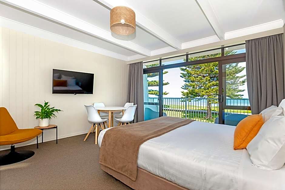 Whispering Sands Beachfront Motel