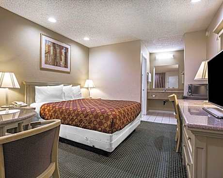 Standard Queen Room with Roll-In Shower - Accessible/Non-Smoking