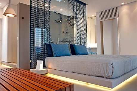 Art Suite with Outdoor Jetted Tub