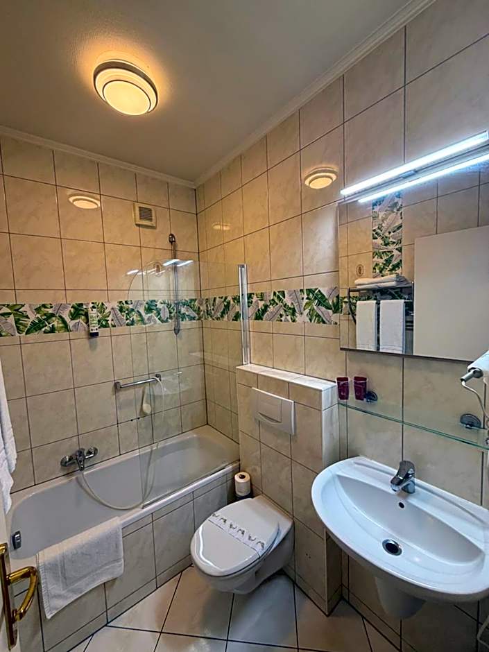 Yasha Hotel