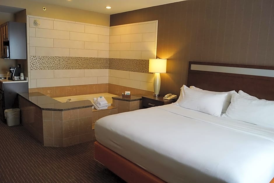 Holiday Inn Express Hotel & Suites Watertown - Thousand Islands, an IHG Hotel