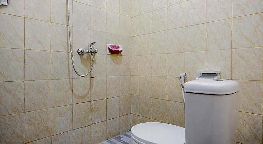 RedDoorz Syariah near Kebun Raya Liwa