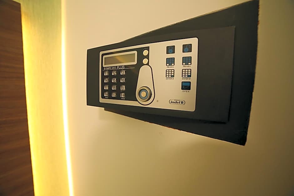 8room hotel