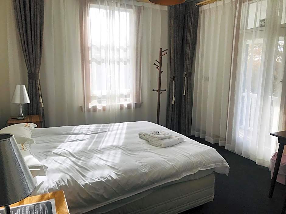 Te Puia Hot Springs Hotel