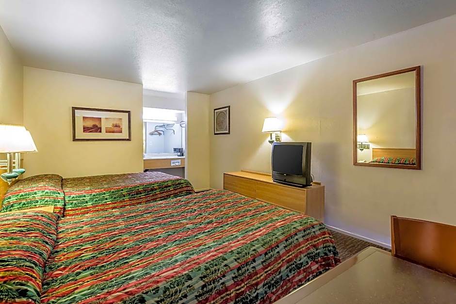 Rodeway Inn Magic Mountain Area