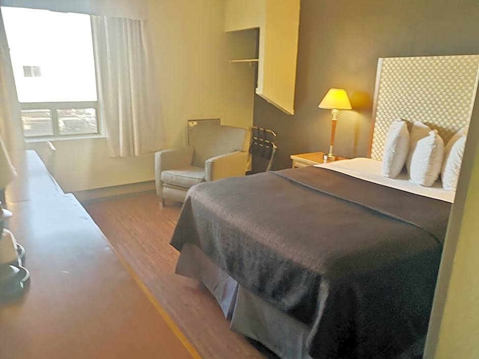 Travelodge by Wyndham Edmonton West