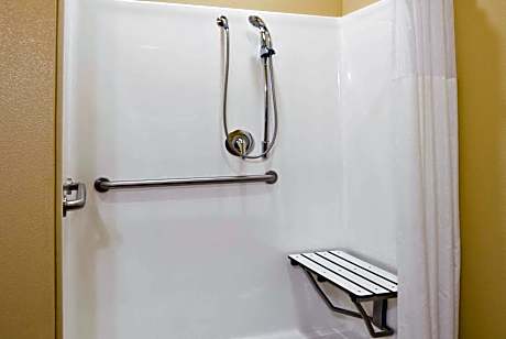 Deluxe Suite with King Bed - Mobility Access/Non-Smoking