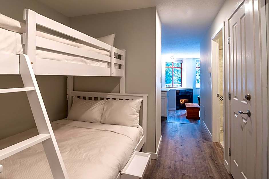 Alpenglow Lodge Family Studio with Murphy Bed by MVA