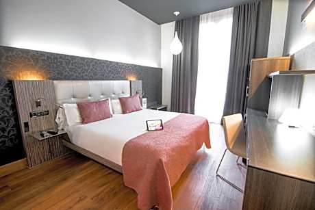 Double or Twin Room (1-2 Adults)