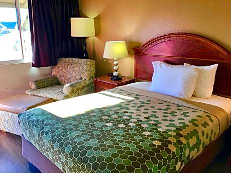 1 Queen Bed, Mobility Accessible Room, Bathtub w Grab Bars, Non-Smoking