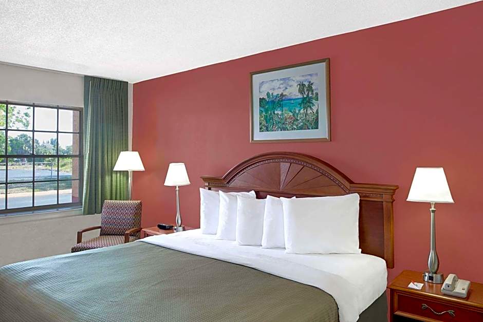 Howard Johnson by Wyndham Ft. Myers FL