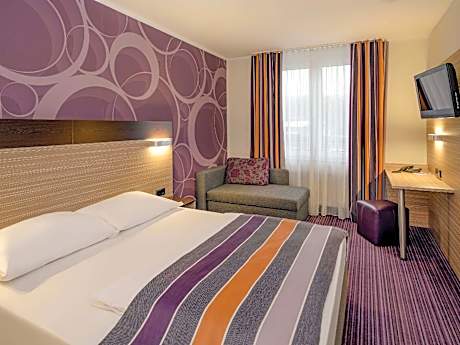 Double Room with Queen-size bed and Couch