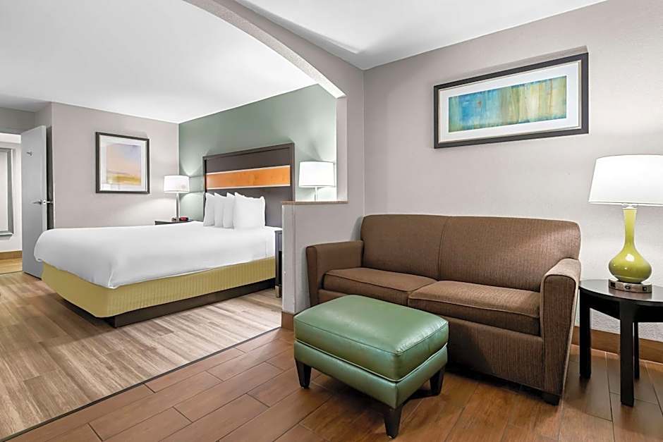 Photo 1 of 4 of 1 King Bed, Mobility Accessible, Bathtub, Nonsmoking
