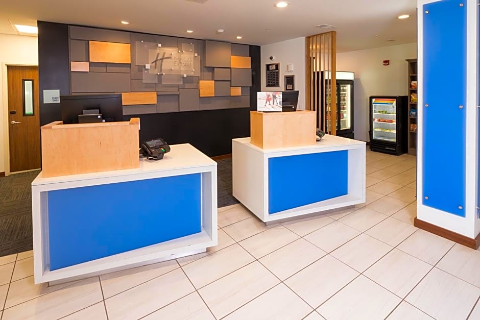 Holiday Inn Express & Suites Portage