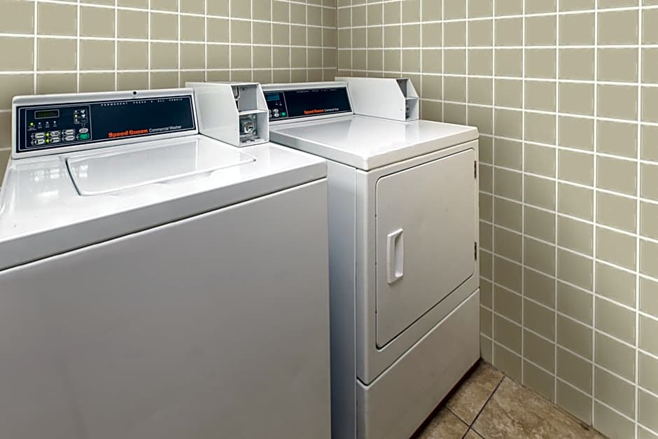 Days Inn & Suites by Wyndham Madison Heights MI