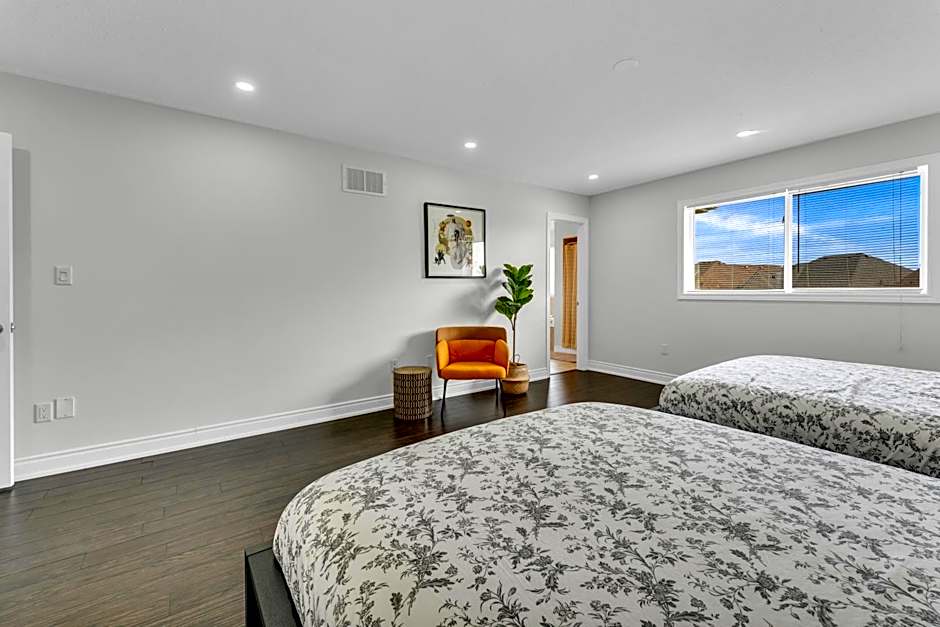 Oshawa Family Haven - Luxury 7BR Villa with Cozy Fireplaces & Hot Tub