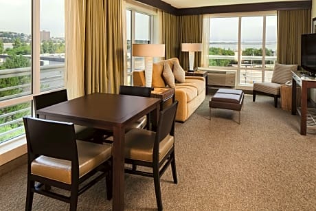 2 Room 1 Bedroom King Suite With Sofa Bed